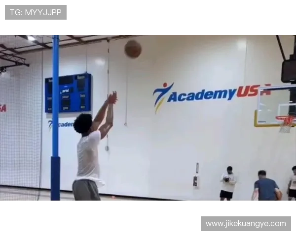 老鹰队全力备战新赛季训练照片展现专注与决心 老鹰队全力备战新赛季训练照片展现专注与决心